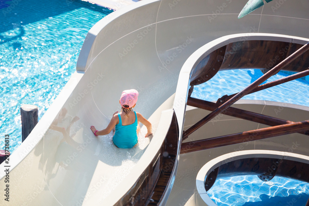 阳光假期水滑梯上的小女孩