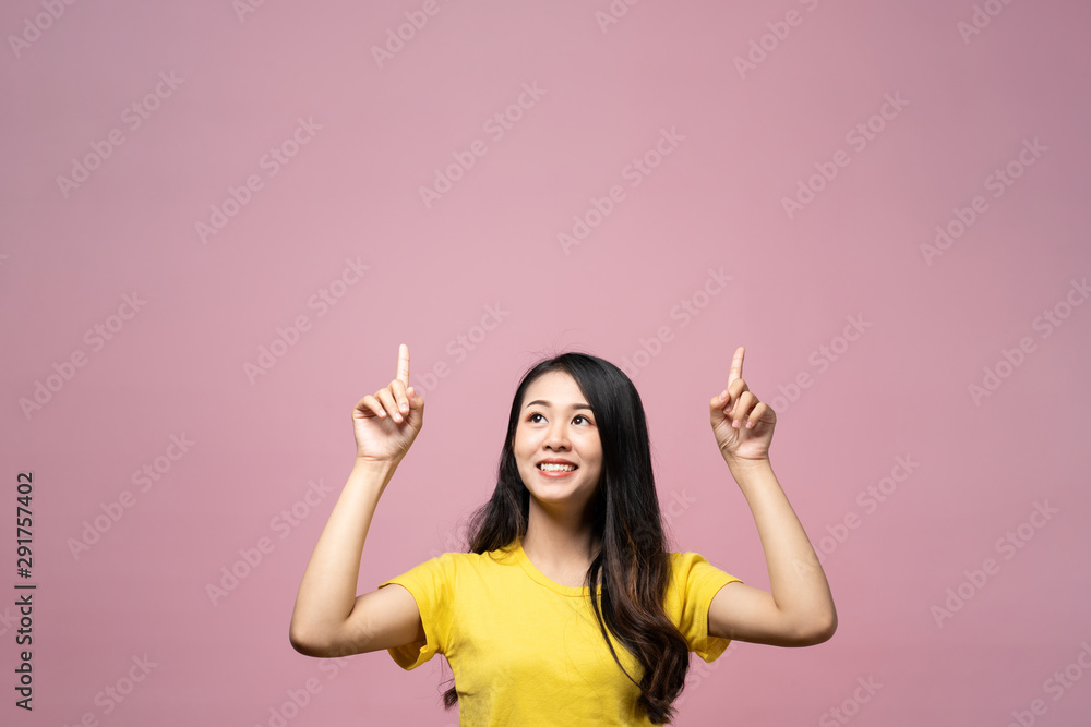 微笑的亚洲年轻美女画像，双手指尖位于上方