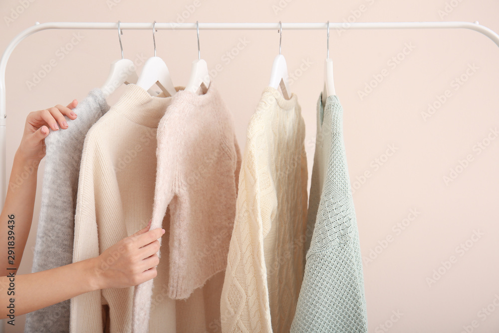 女人选择挂在衣架上的衣服