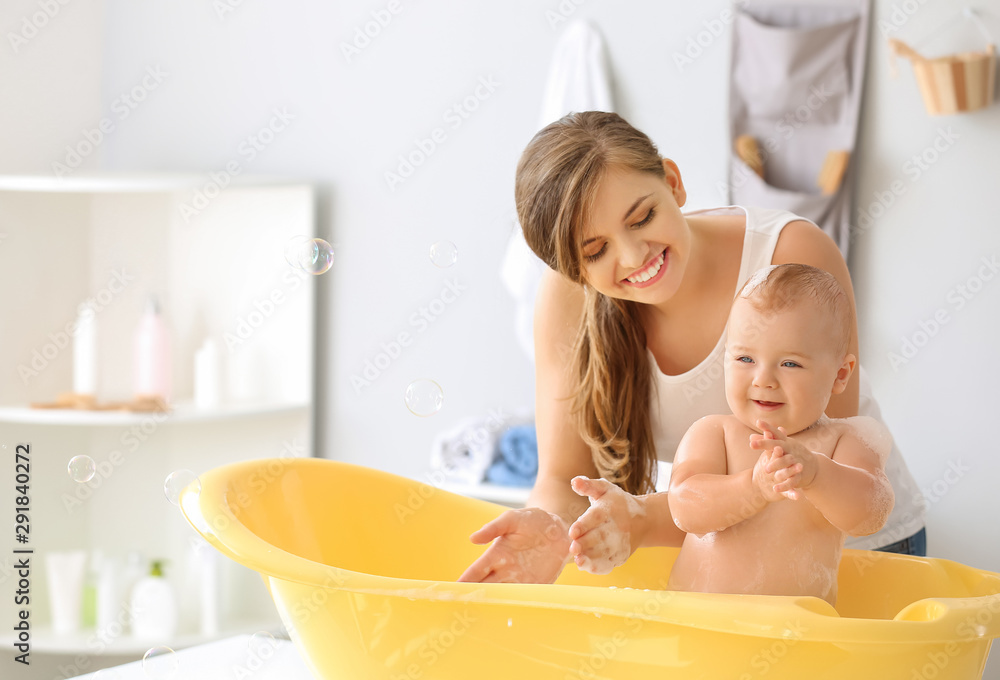 妈妈在家给她可爱的小宝宝洗澡