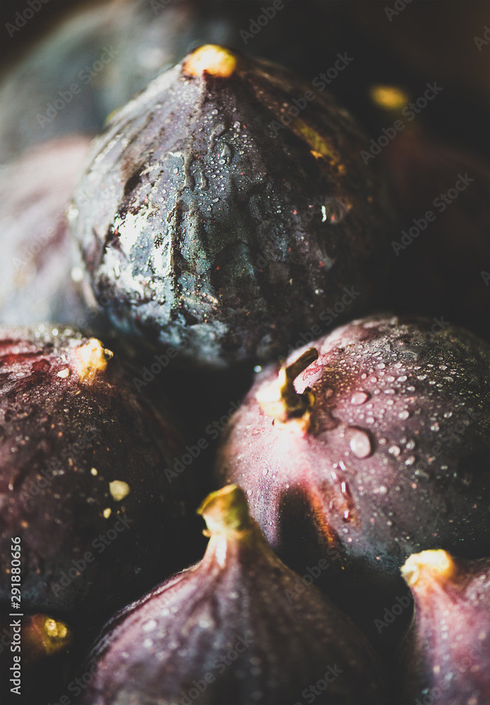 新鲜成熟的季节性收获的湿紫色无花果，选择性聚焦，特写