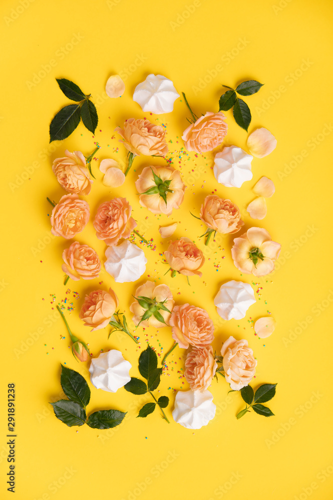 黄色背景上的粉红色玫瑰和梅伦格花图案