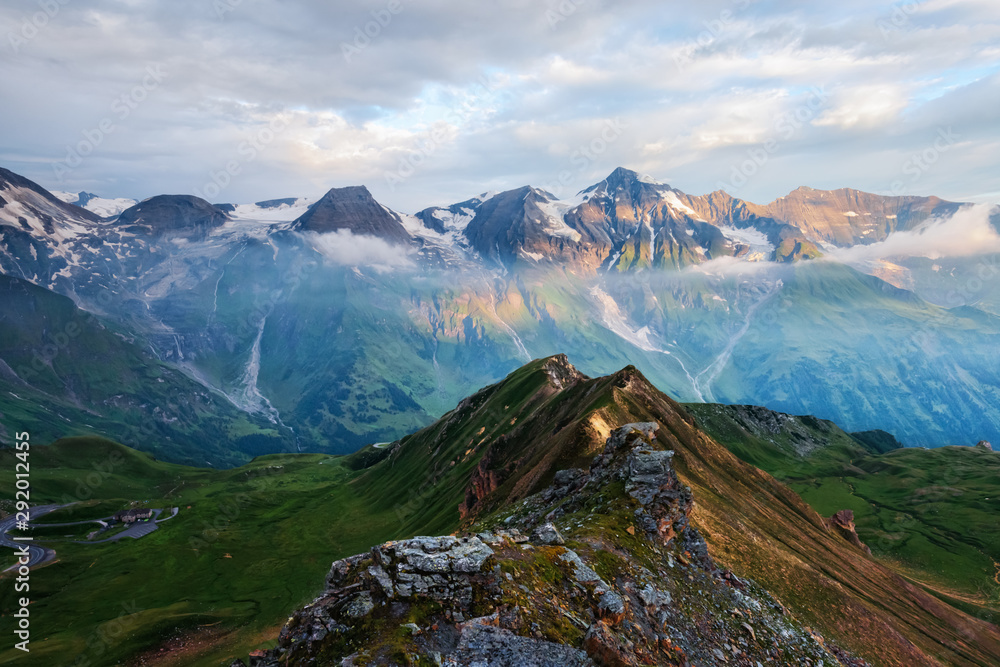 瑞士阿尔卑斯山格罗斯格罗克纳山口山顶上的日出。风景摄影