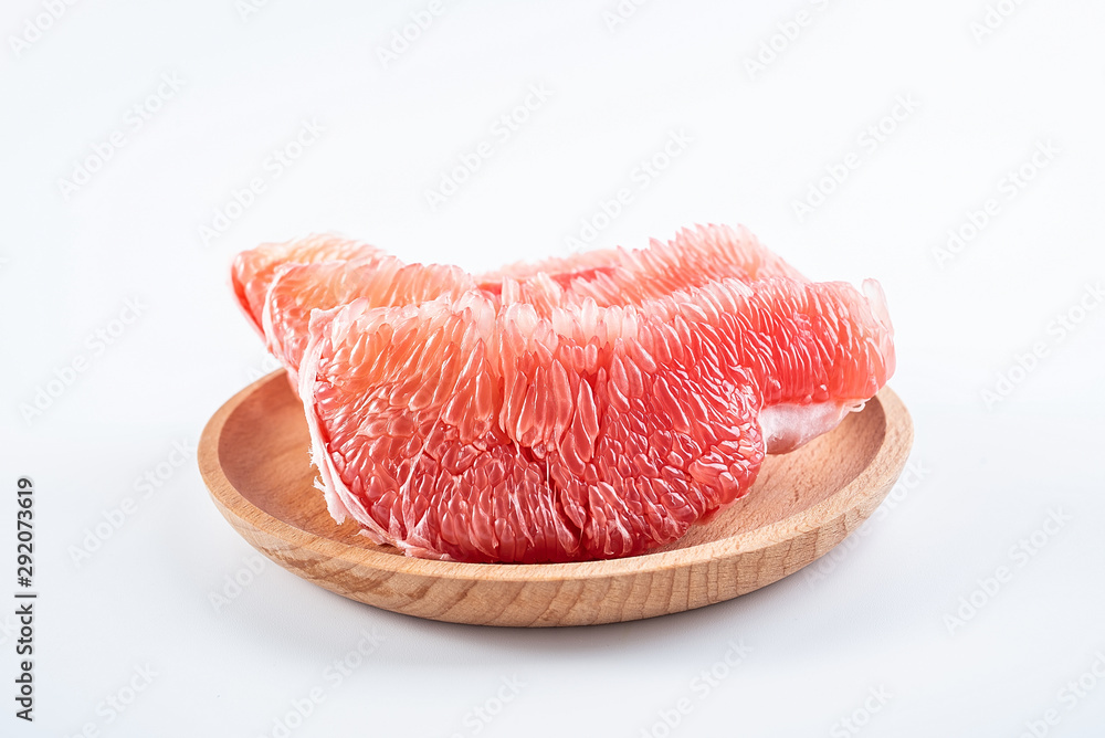 一盘白底鲜红色葡萄柚肉
