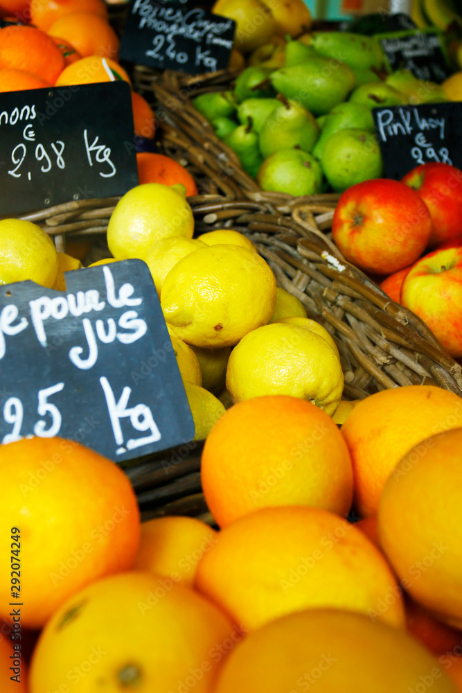 法国普罗旺斯市场上出售的各种水果，配柠檬、橙汁和苹果粉