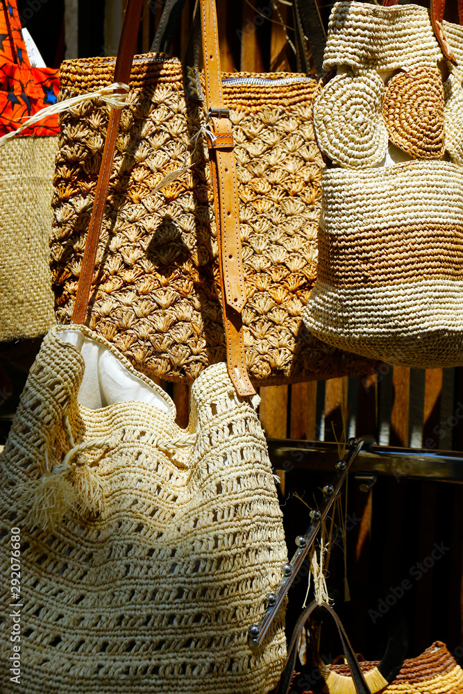 法国普罗旺斯市场上出售的各种编织绳袋