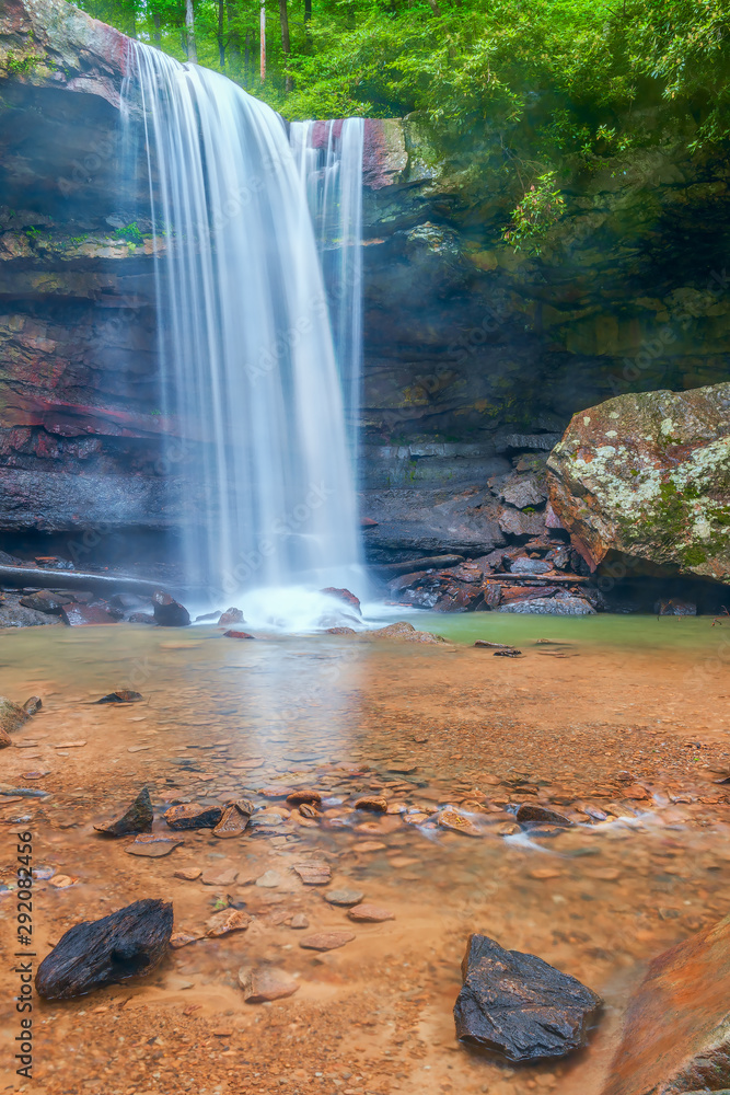 黄瓜瀑布。美国宾夕法尼亚州奥希奥伊尔州立公园