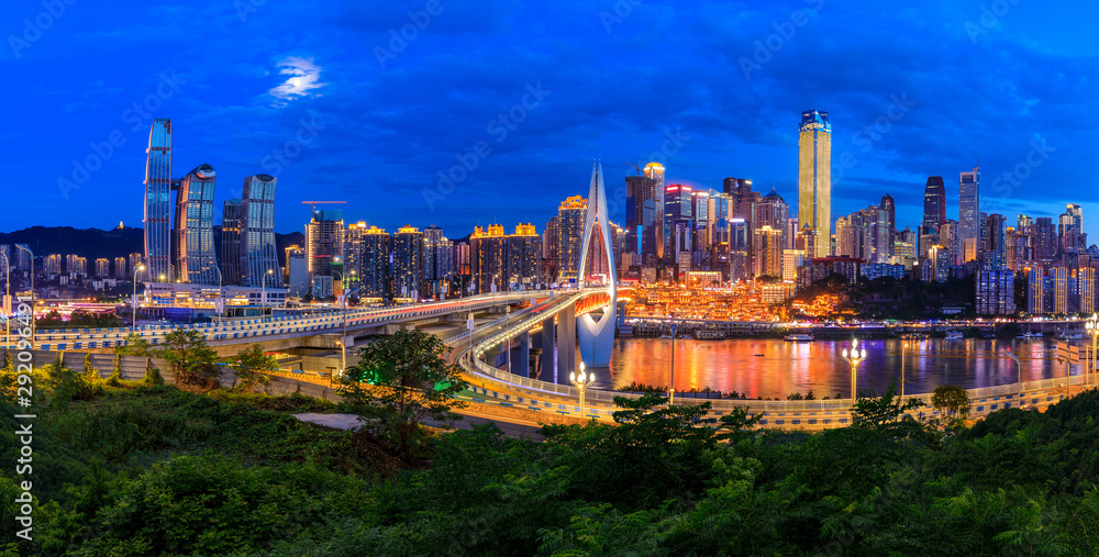 中国重庆夜晚美丽的城市景观和现代建筑。