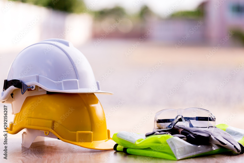 工程师或施工人员安全项目用白色、黄色安全帽