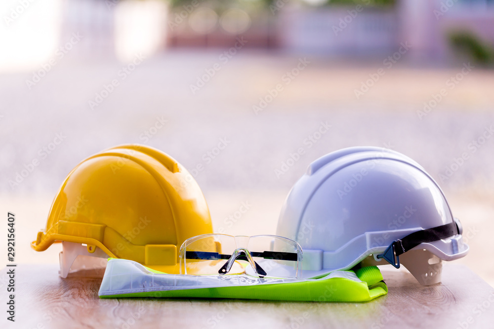 工程师或施工人员安全项目用白色、黄色安全帽
