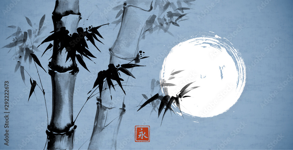蓝色背景下的竹子和月亮。日本传统水墨画sumi-e.象形文字-