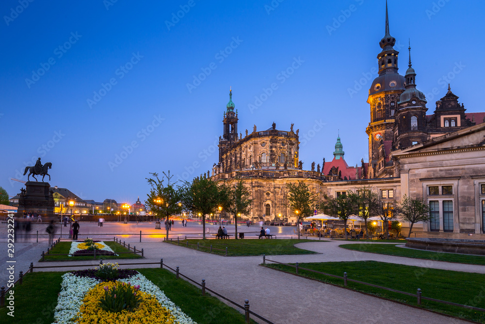 德国萨克森州圣三一大教堂和德累斯顿城堡夜晚