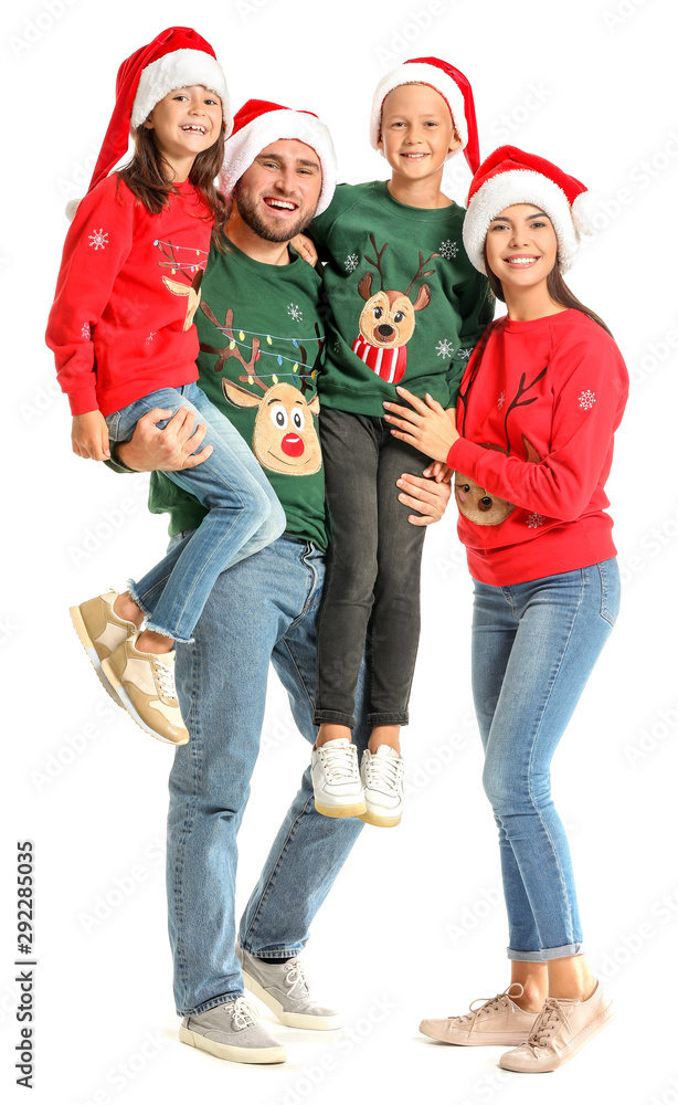 白色背景圣诞毛衣和圣诞老人帽的幸福家庭