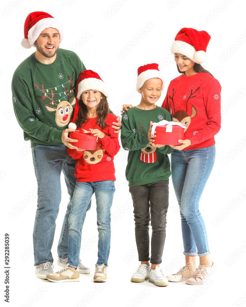 白色背景的圣诞礼物，幸福的家庭