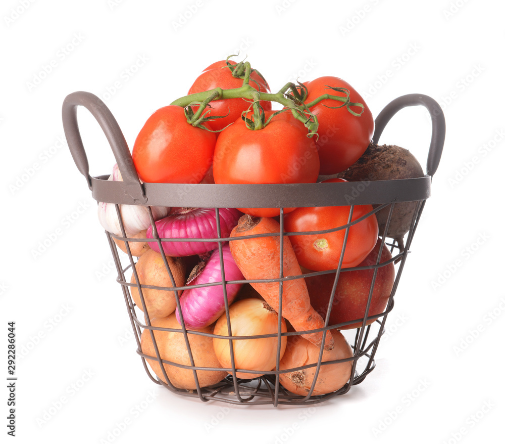 白底篮子里的许多健康蔬菜