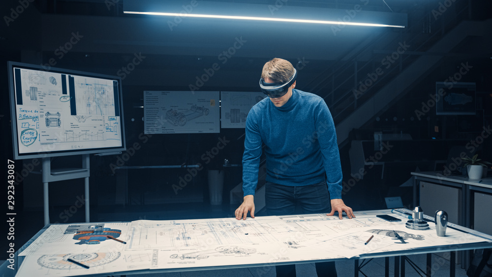 软件开发工程师佩戴虚拟现实耳机在中手势和操作组件