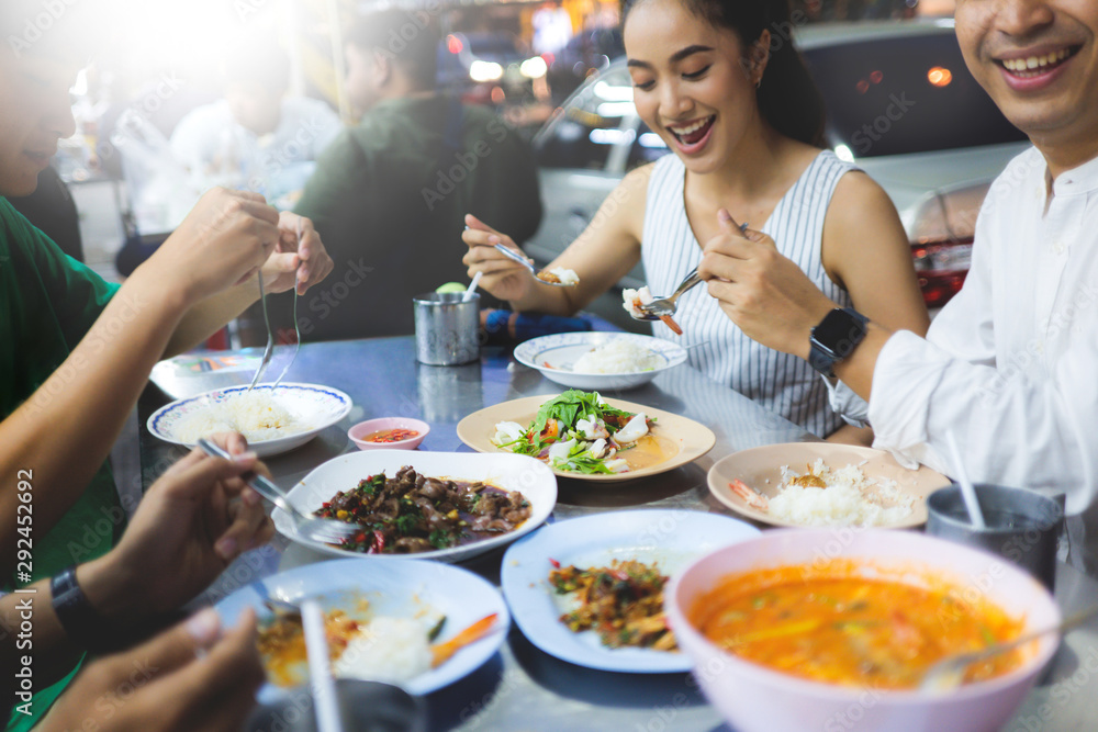 亚洲人正在吃晚餐。泰国街头美食街头美食。