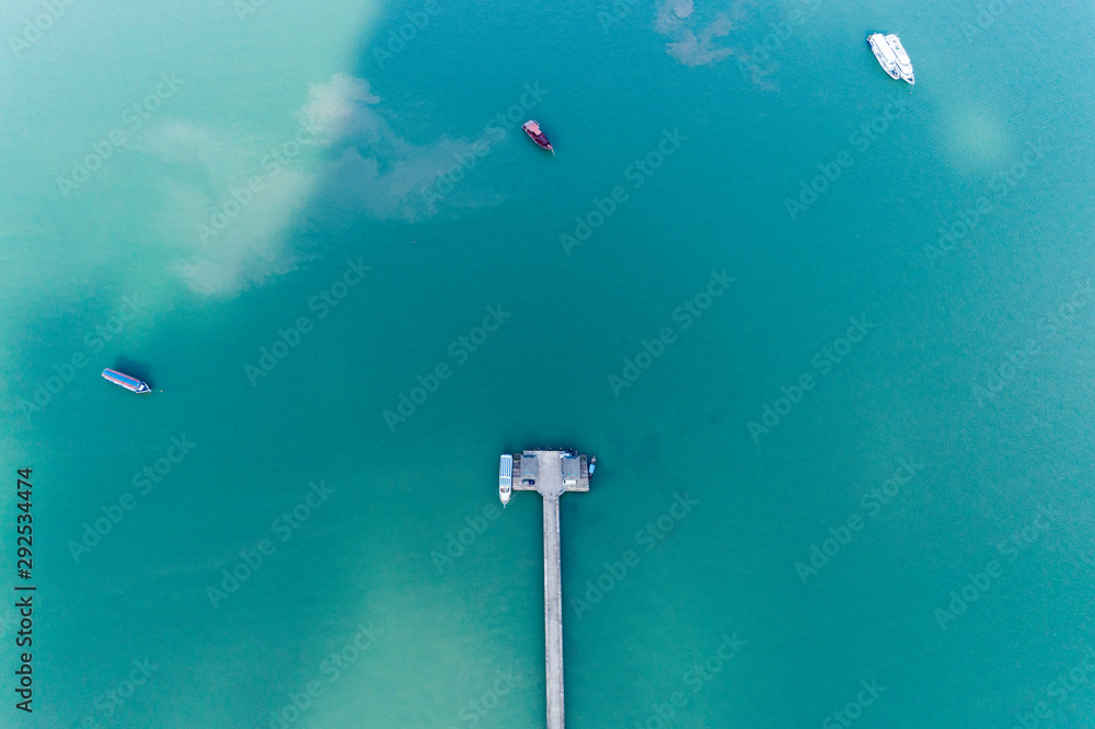 无人机鸟瞰图泰国普吉岛通往大海的小桥俯视图