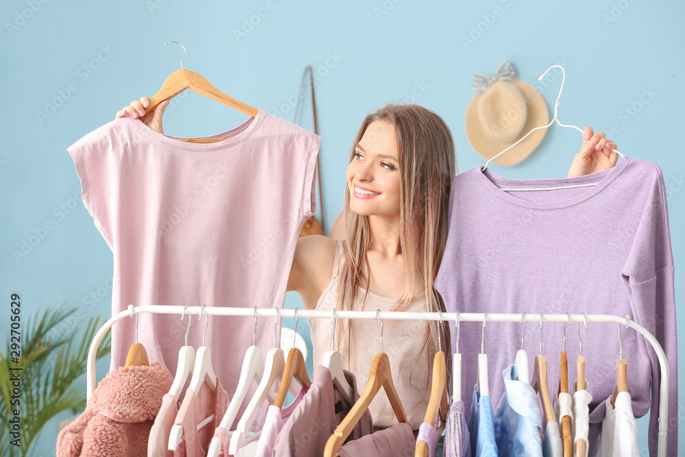 年轻女子在更衣室选衣服