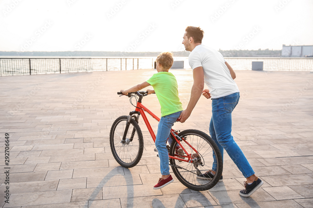 父亲教儿子在户外骑自行车