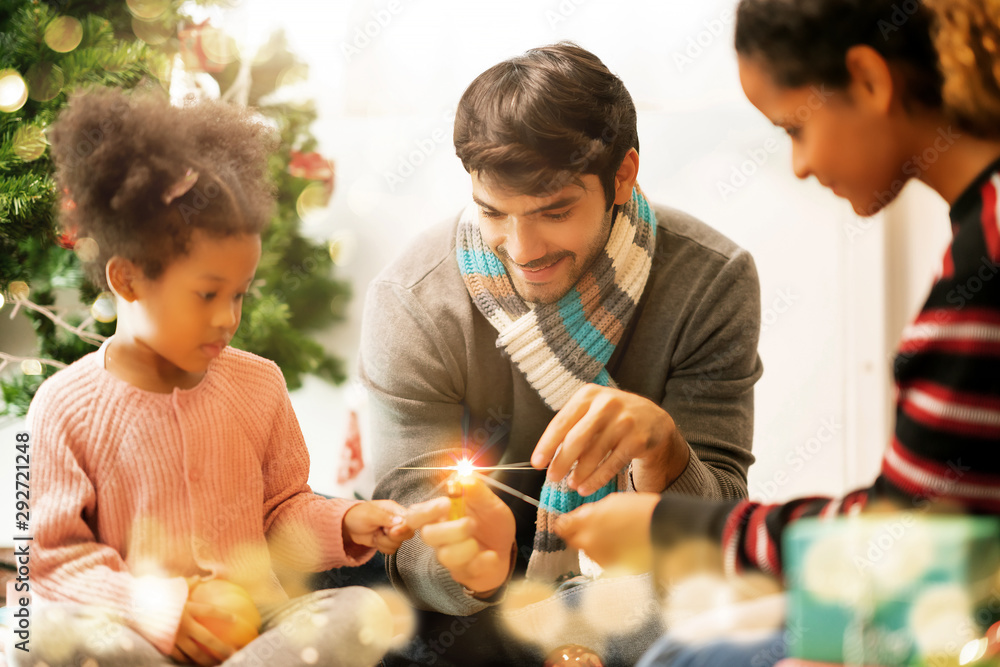 圣诞快乐，节日快乐，幸福的家人，母亲，父亲和女儿装饰圣诞树