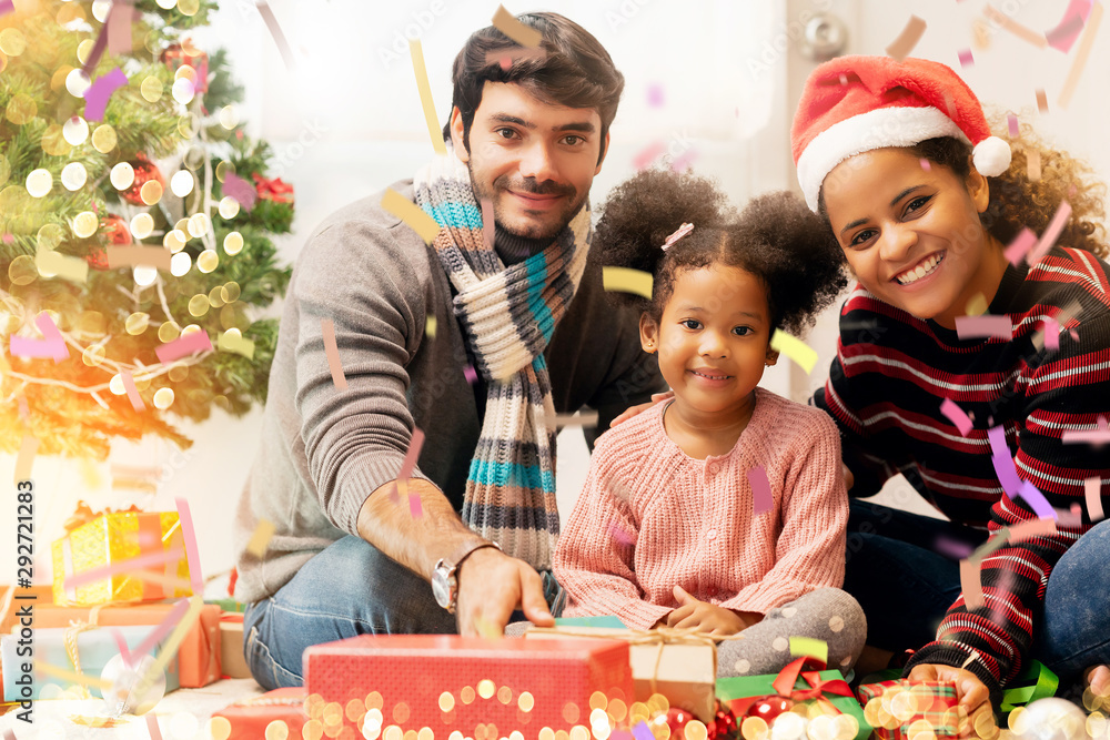圣诞快乐，节日快乐，幸福的家庭，母亲，父亲和女儿装饰圣诞树