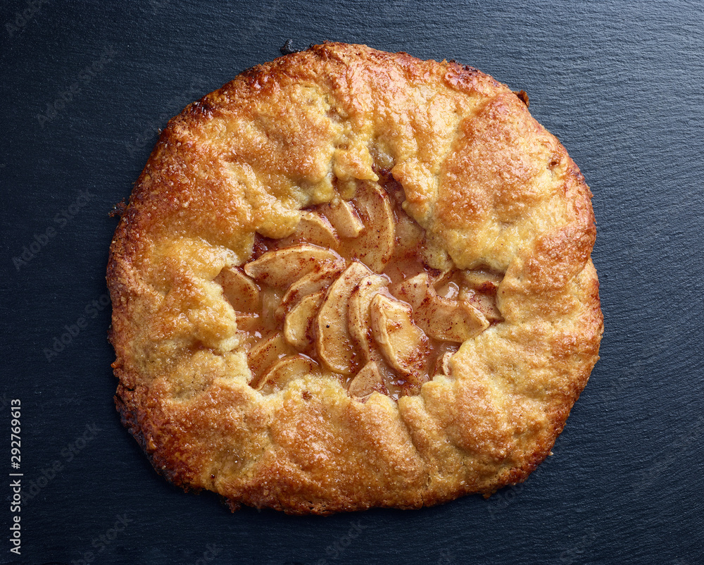 新鲜出炉的法式苹果馅饼