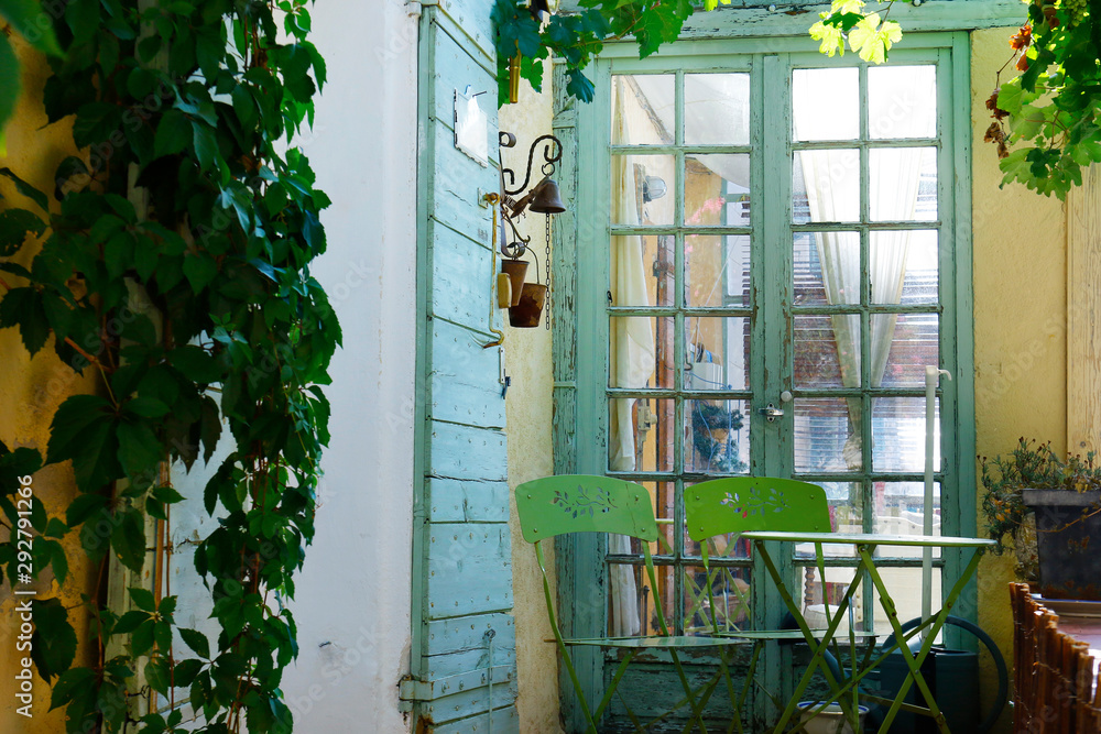 地中海庭院立面，带彩色百叶窗