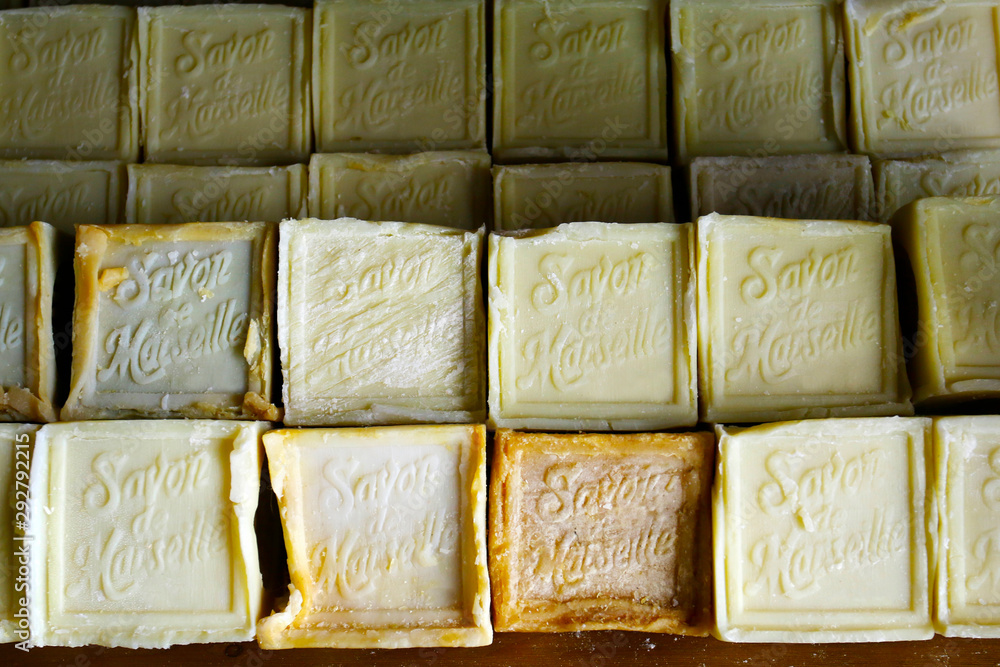 传统的法国马赛肥皂与文本马赛肥皂