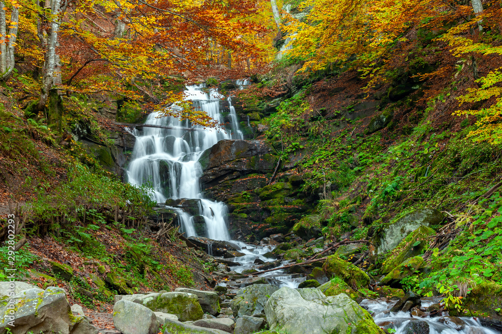秋季森林中的山瀑布