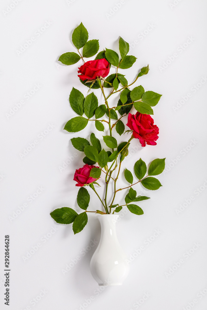 白底红玫瑰白花瓶