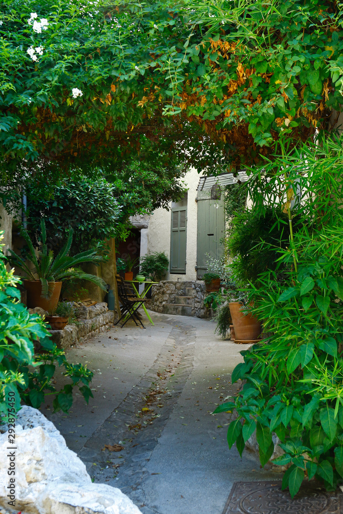 带花园的地中海式住宅庭院