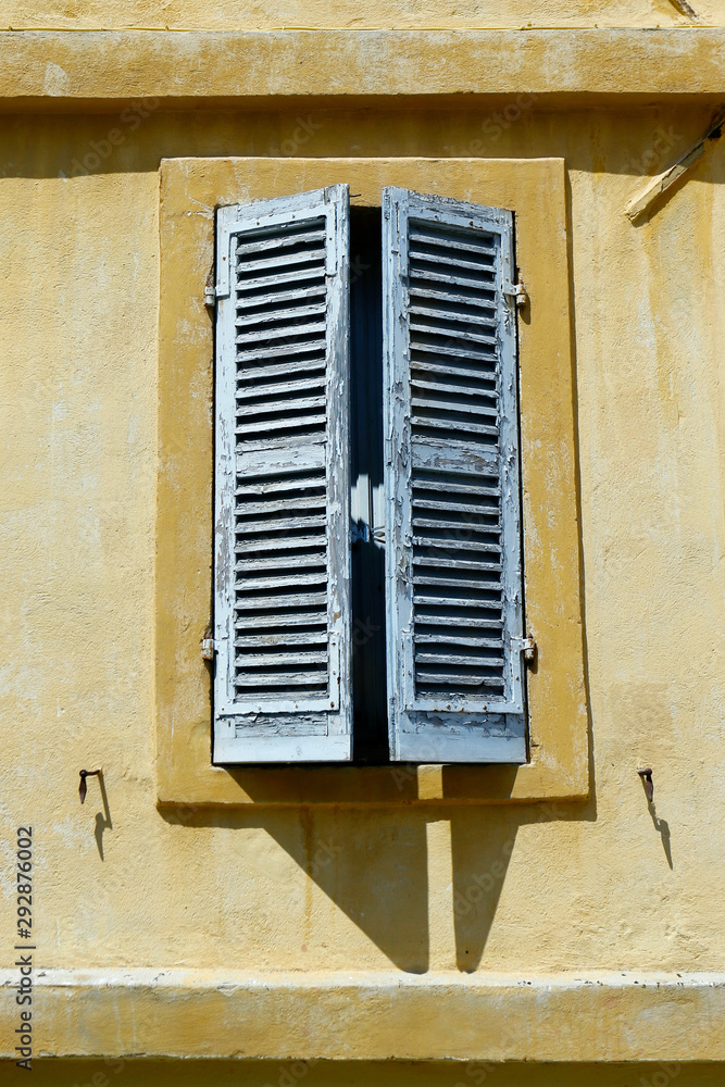 法国南部地中海住宅百叶窗关闭