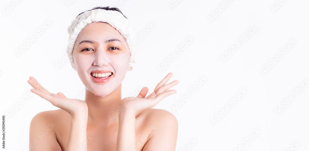 年轻的亚洲女性，戴着胶原蛋白面膜，面部皮肤容光焕发。护肤，笑脸，h