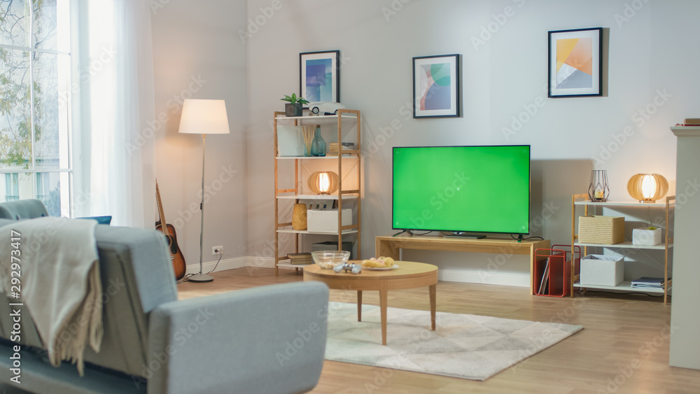 舒适的起居室，带有时尚的家具和设计，房间中央有绿色Chroma钥匙电视。