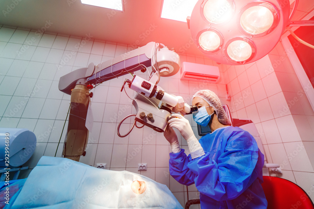 手术室配备激光视力矫正手术系统的外科医生。眼科。医学