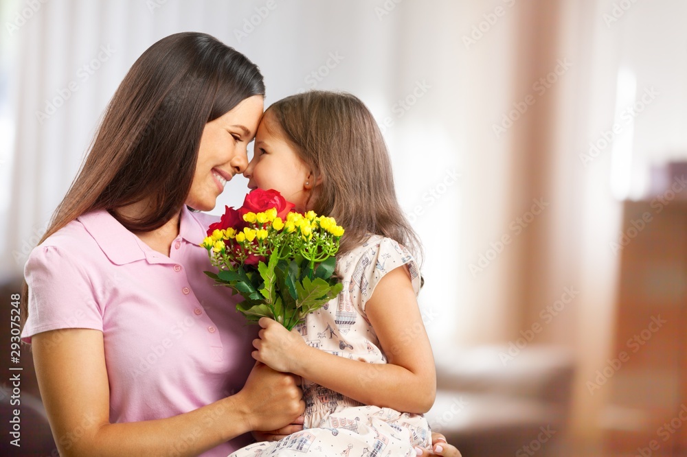 幸福的母女手捧鲜花的画像