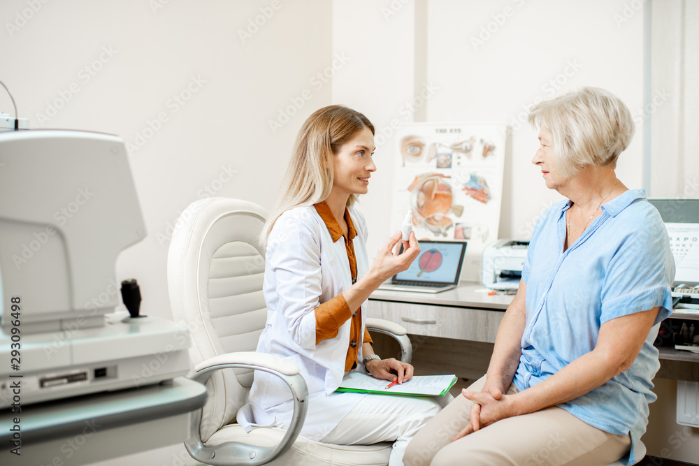 老年女性患者在眼科就诊期间与女性眼科医生交谈