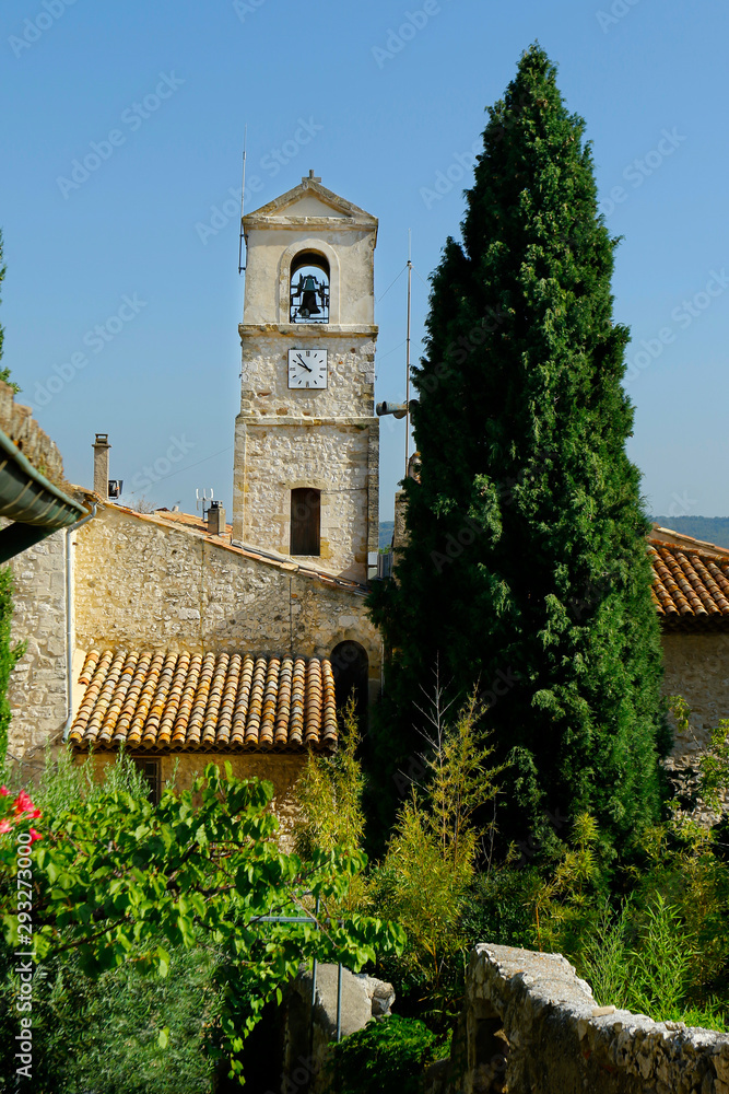法国南部地中海村庄中部的教堂