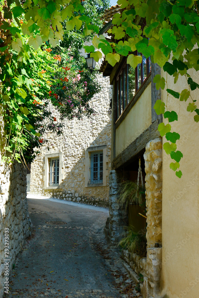石墙地中海村庄的街道和楼梯