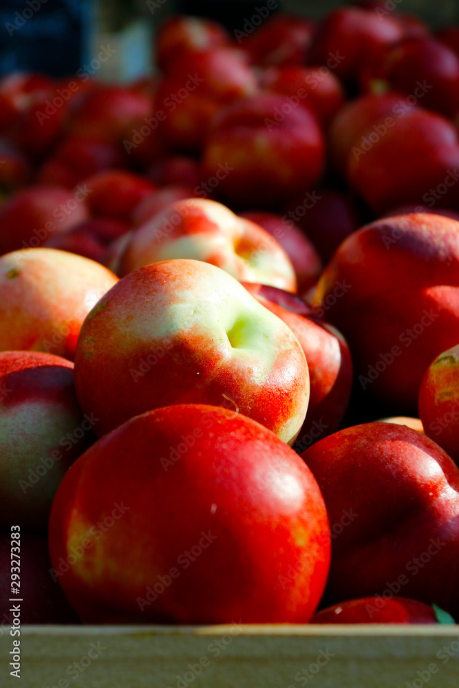 法国普罗旺斯市场上出售的桃子