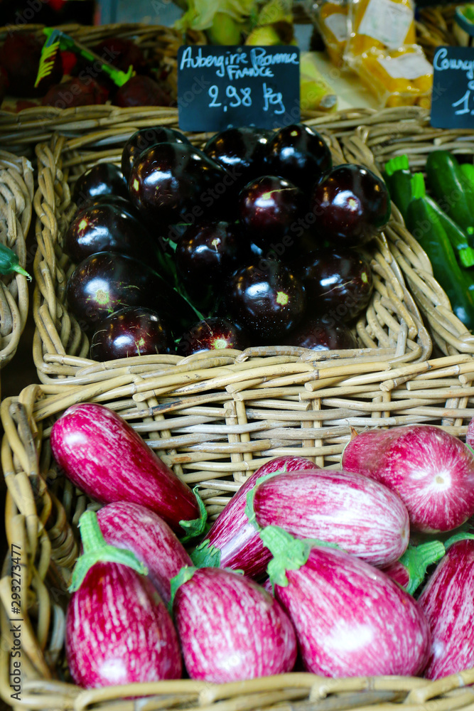 法国普罗旺斯市场上出售的各种茄子、西葫芦，配普罗旺斯法郎茄子