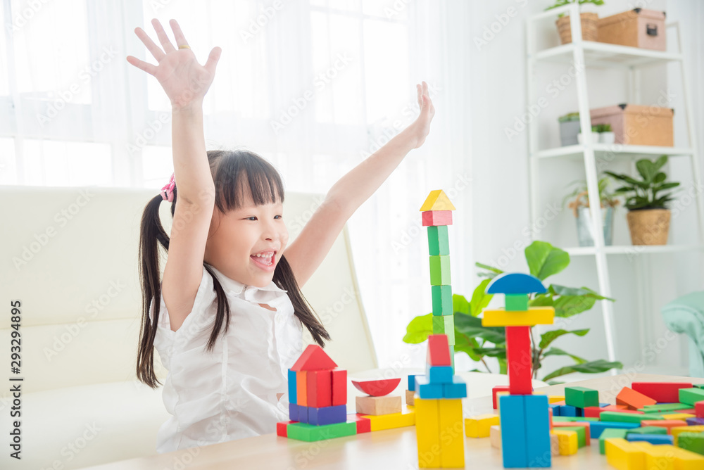 亚洲小女孩在家玩彩色积木