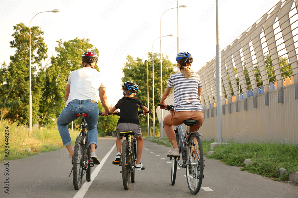 快乐的一家人在户外骑自行车