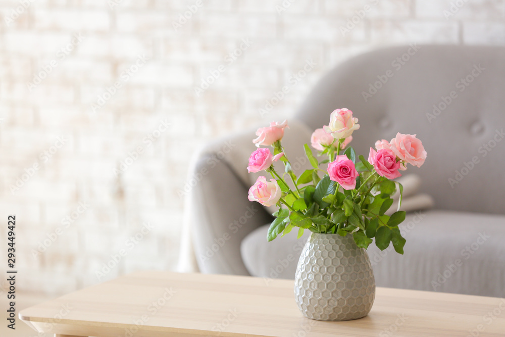 房间桌子上花瓶里的美丽玫瑰花