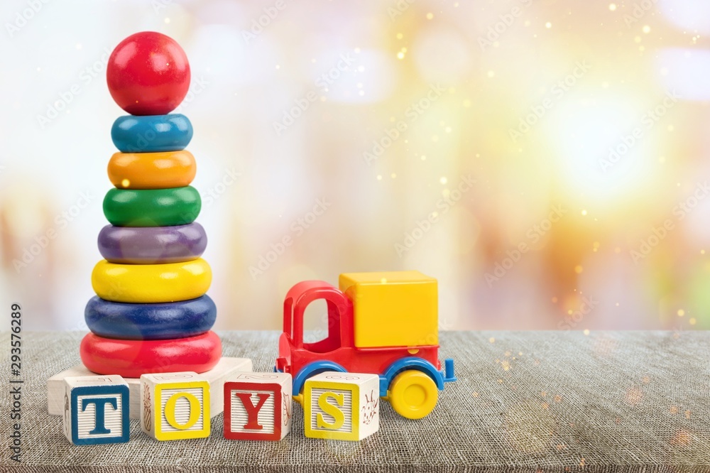 背景是五颜六色的立方体和玩具。教育理念。