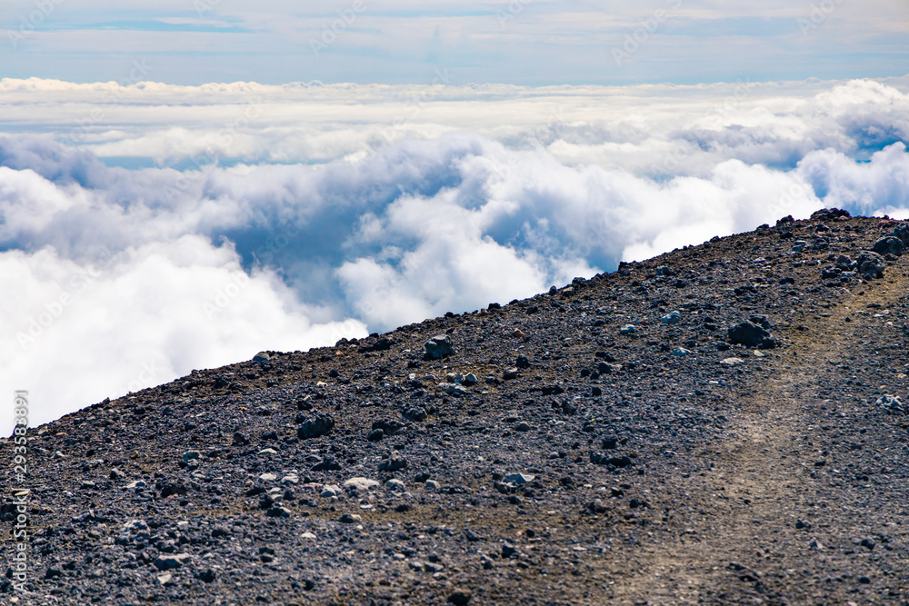雲の上の登山道.岩手山山頂付近