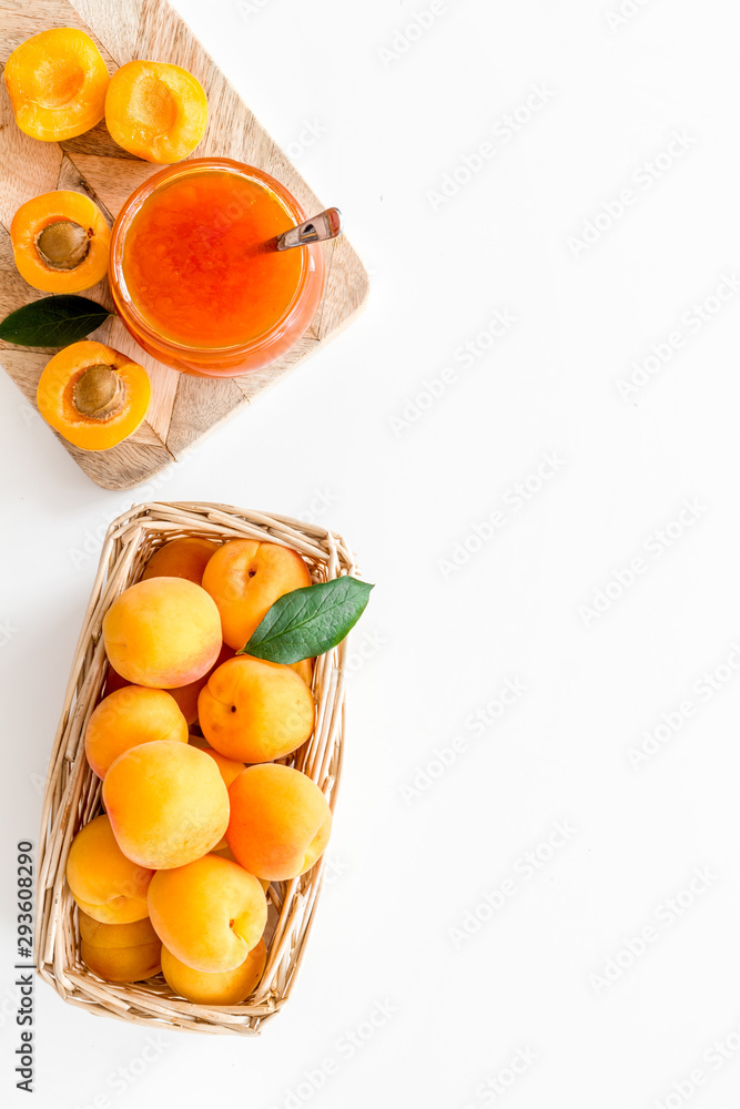 健康早餐。白色背景上新鲜水果附近的罐子里的杏子酱俯视图复制spac