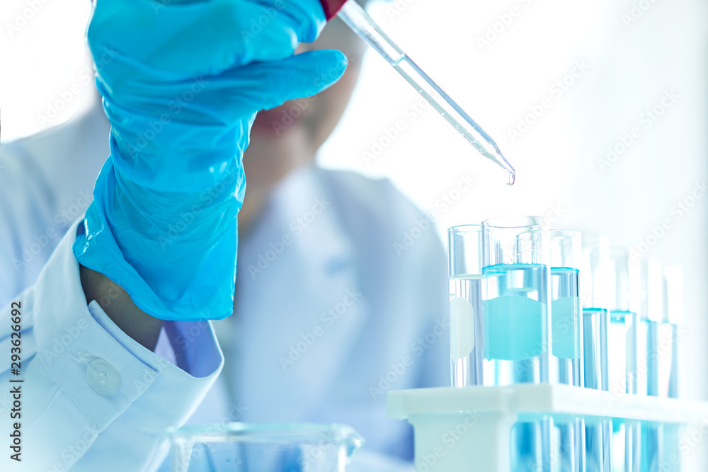 科学家分析研究数据并评估显微镜在工作场所的成功。医疗保健研究