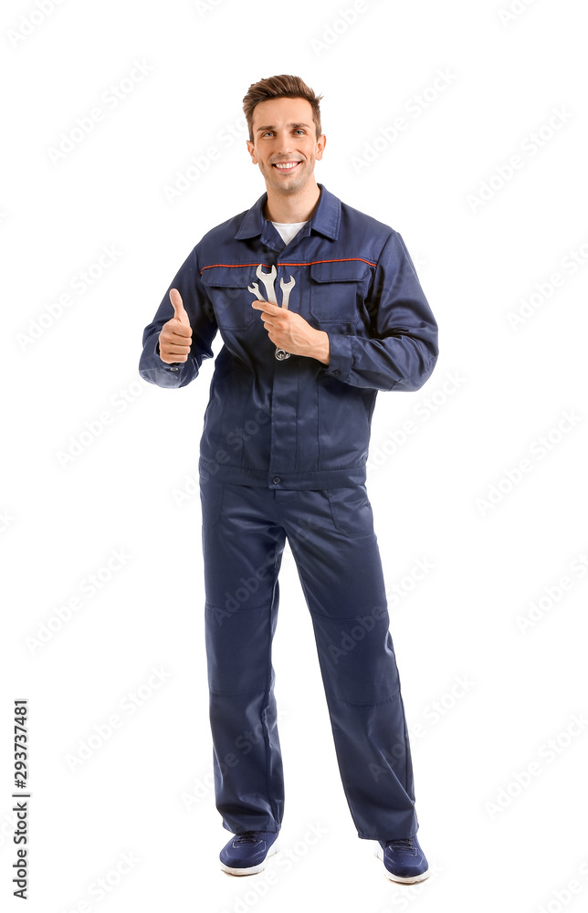 男性汽车修理工在白色背景上竖起大拇指